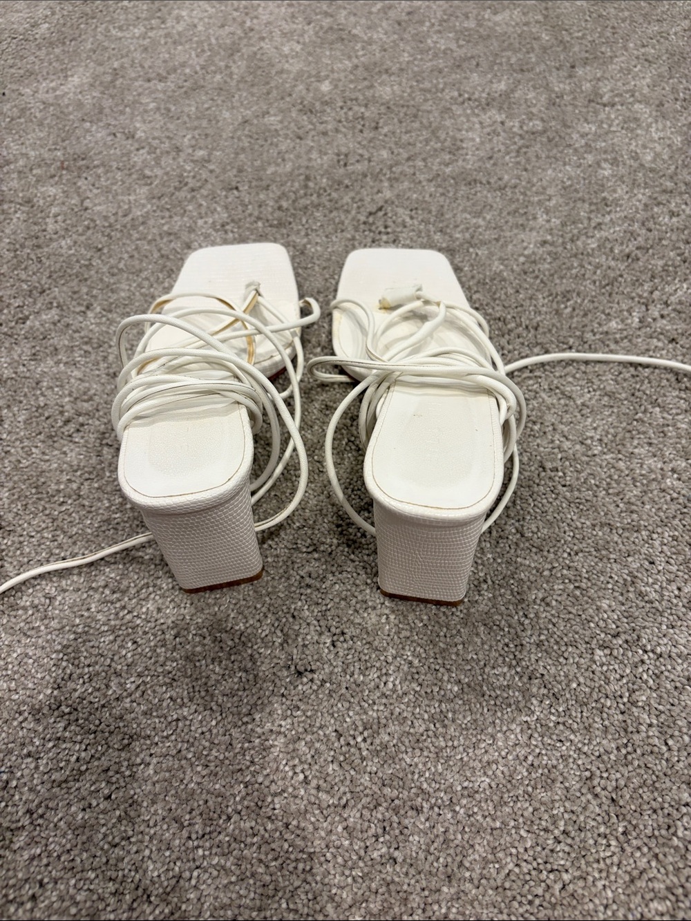 NWOT Billini Issa Heel in White - Picture 3 of 5